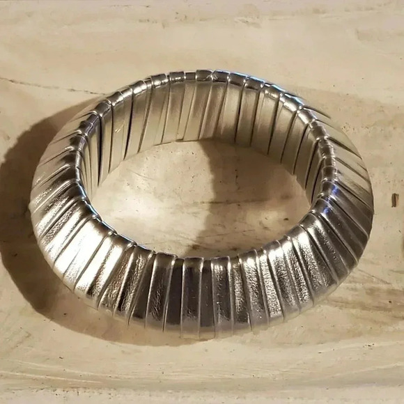 Slick Silver PU Vinyl Wrapped Chunky Retro Geometric Saucer Bangle Bracelet - Picture 5 of 9